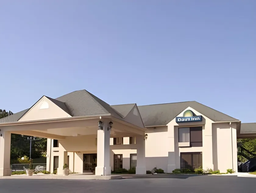 Days Inn by Wyndham Sanford - Image 1