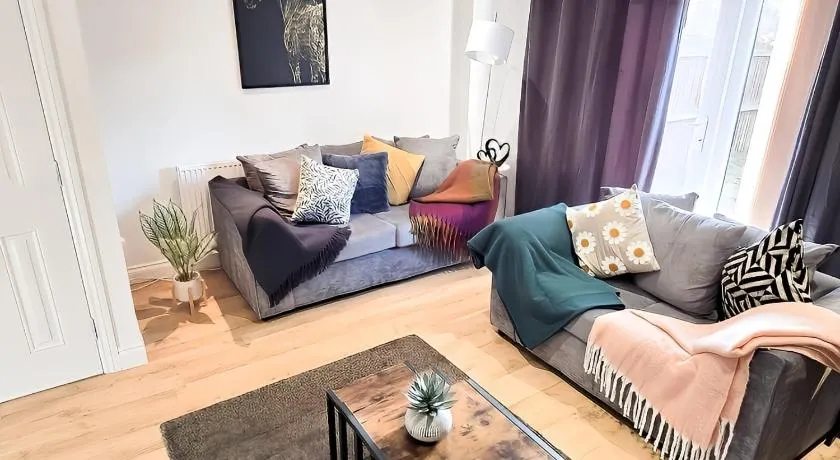 Spacious 3-Bed Townhouse in Bilston, Sleeps 9, Driveway Parking, Near M6 & Wolverhampton - Image 1