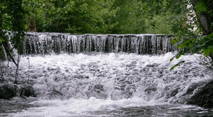 nuit romantique insolite dans une cascade - Image 1
