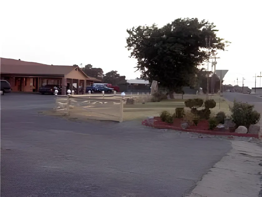 Green bird Inn - Image 1