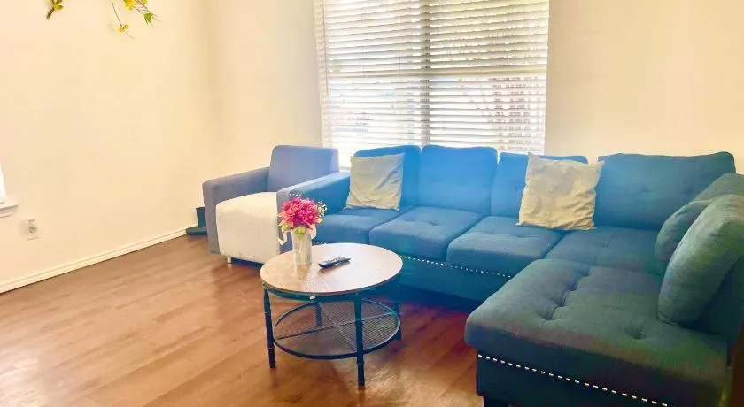 Private room in Dallas59 - Image 1