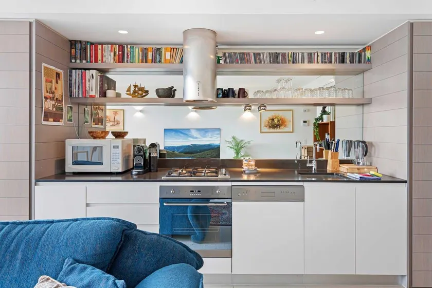 Eclectic 1-bed Apartment With Pool and Gym - Image 1