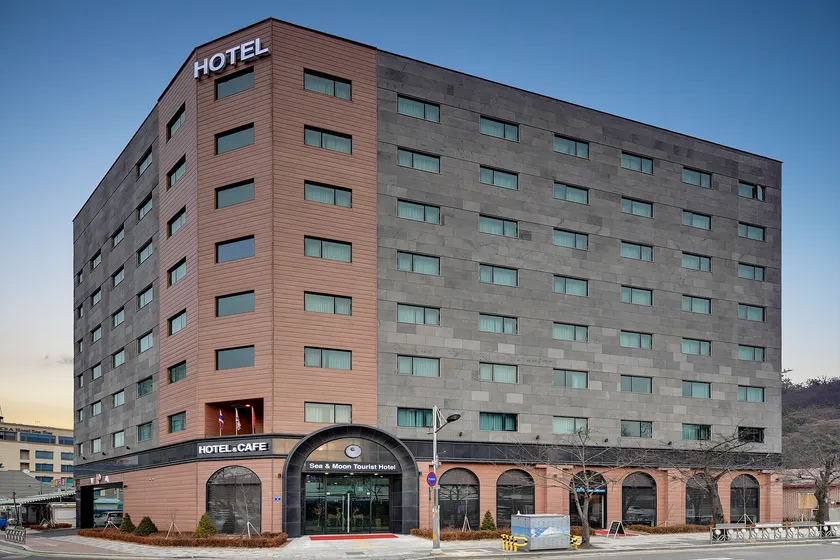 Sea Moon Tourist Hotel - Image 1