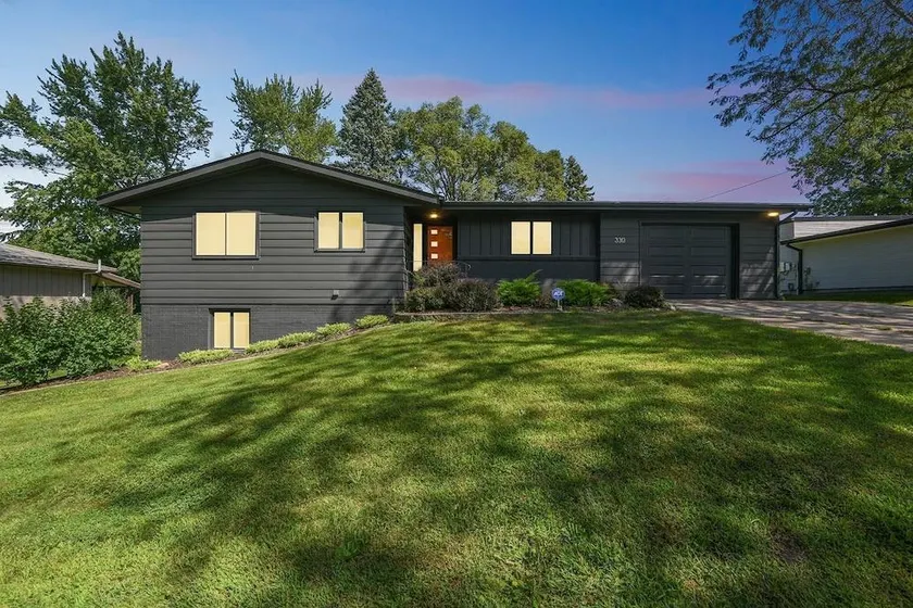 Iowa City 4br Backyard Walk To Stadium 4 Bedroom Home - Image 1