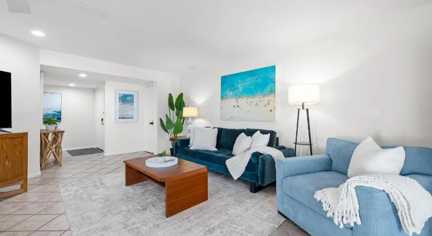Charming Coastal Retreat in Solana Beach - Image 1