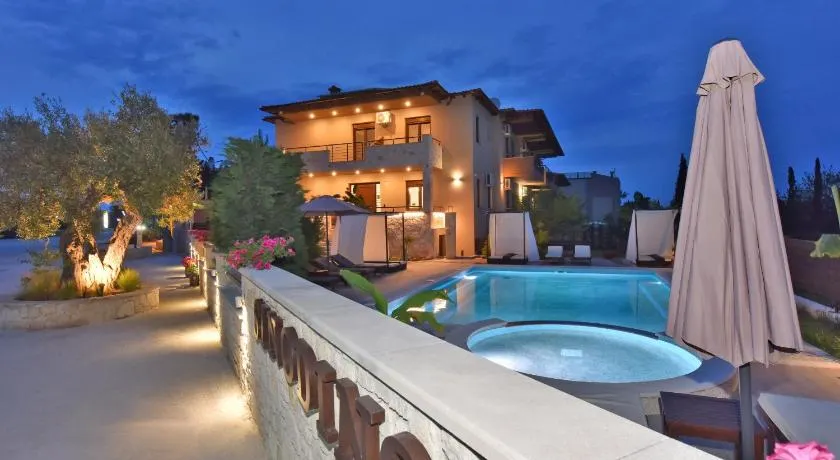 Sinodinos Deluxe Apartments - Image 1