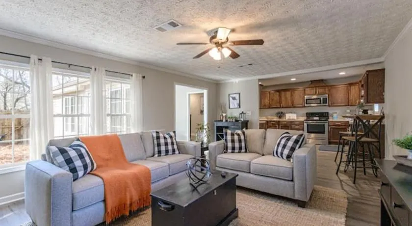 4BR Ranch Style Home A Mile From Historic Downtown - Image 1