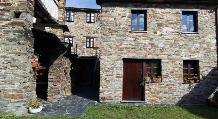Apartamentos Los Castros - Image 1