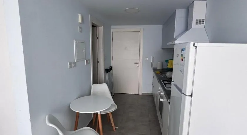 A peaceful apartment with sea views - Image 1