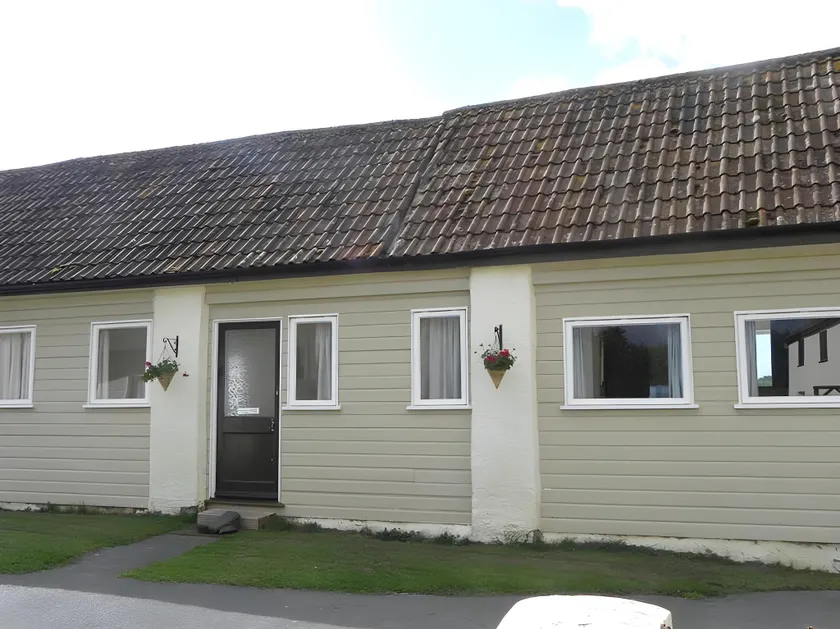 Court Farm Holiday Bungalows Ltd - Image 1