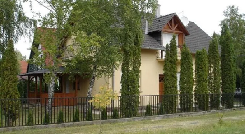 14 férőhelyes ház saját stéggel, játszótérrel Balatonfenyvesen vízparti utcában - Image 1