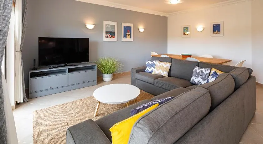 Luxury apartment with free use of pool, gym and spa - Image 1