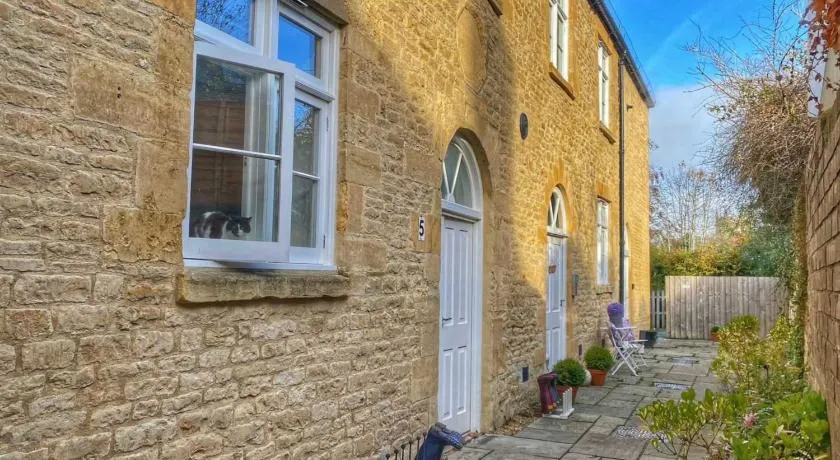 Cotswold Chapel, sleeps up to 5 in kingsize beds - Image 1