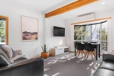 Cosy renovated 2 bed villa in superb location - Image 1