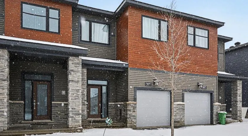 Modern Spacious 3BR Home with Free Parking and Wi-Fi - Image 1