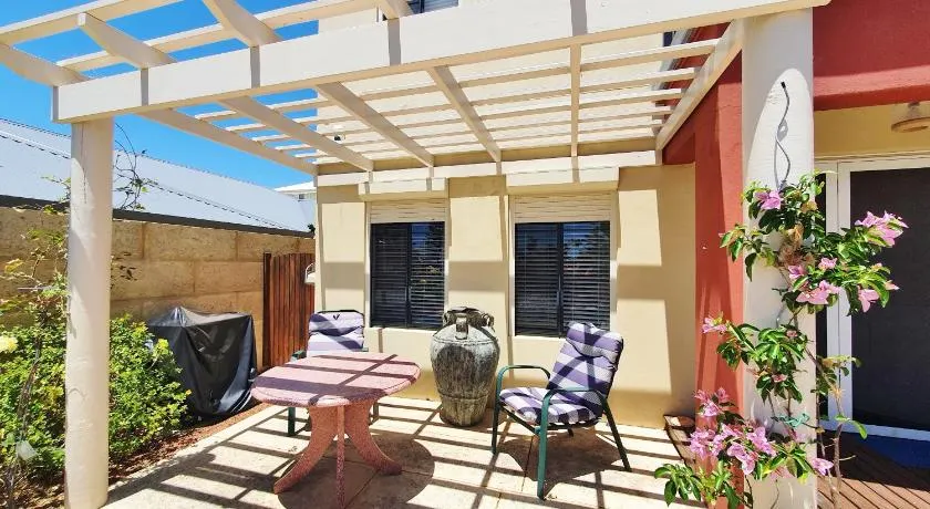 Dolphin Beach House - Wannanup, Mandurah between the estuary and the ocean - Image 1