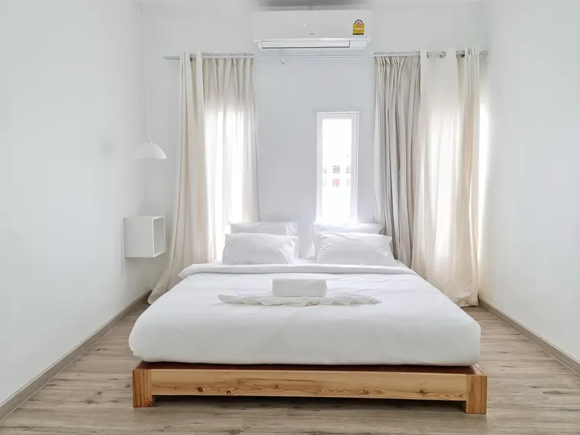 De'white Hotel - Image 1