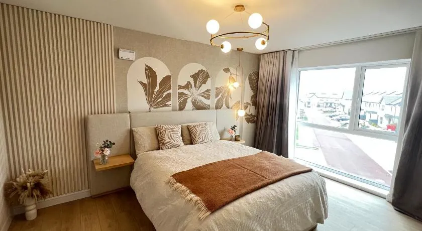 Stylish SuperKing and King Ensuite Bedrooms in Dublin-Free Parking- 15 min Airport - Image 1