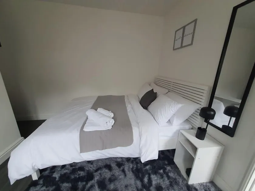Private Room Sleeps 2 with Ensuite & Parking - Image 1