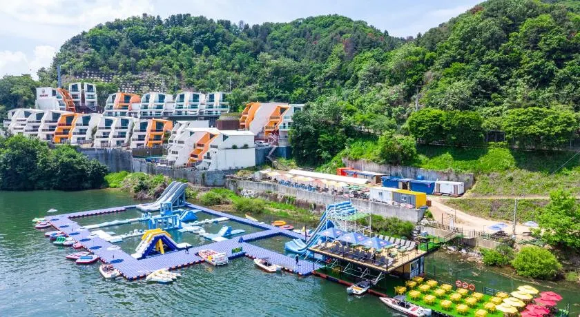 W Jiwoo Resort - Image 1