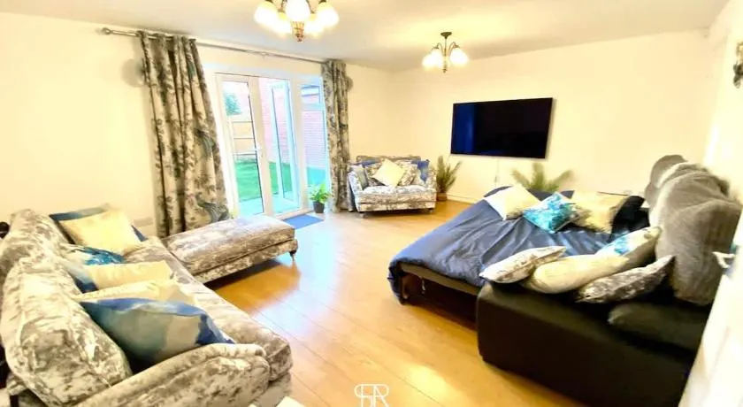 4 Bed House with Driveway Parking for 2 Cars - Rugby - Sleeps 10! Perfect for groups! - Image 1