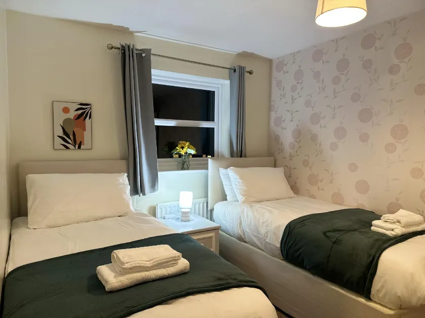 Highwoods Haven Luxury Stay with Garden and Parking - Image 1