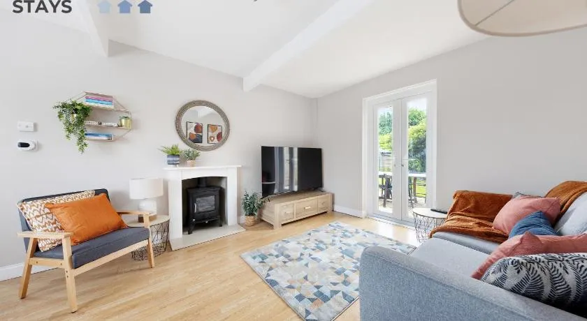 3 bed, 2 Bath, Sleeps 6, with Free Parking & WiFi, ideal for contractors and families - Image 1