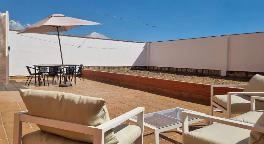Piso junto metro, gran terraza y parking gratis - Image 1