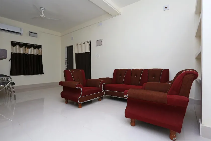 Hotel O Grand Paradise Guest House - Image 1