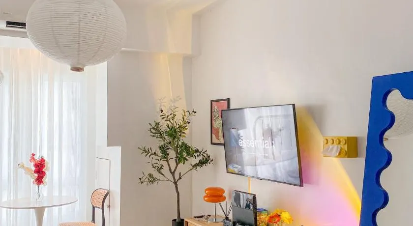 Cozy Room with Free Pool Access & PS4 Located at QC - Luxx Haven - Image 1