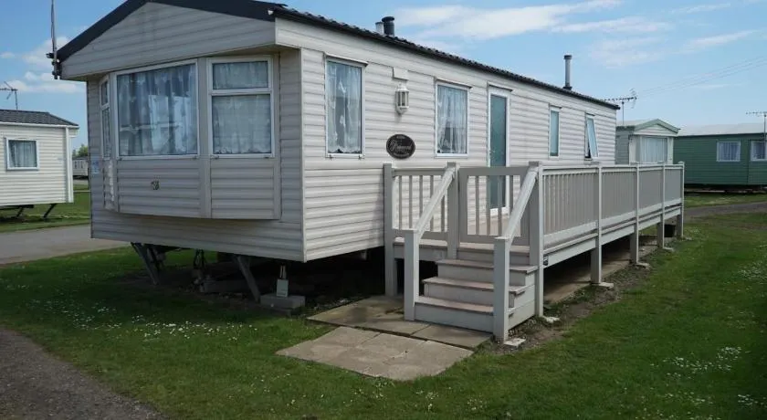 Lyntons 3 bedroom caravan pets stay free linen included - Image 1