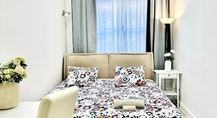 L4 City Centre Stylish Flat - Image 1