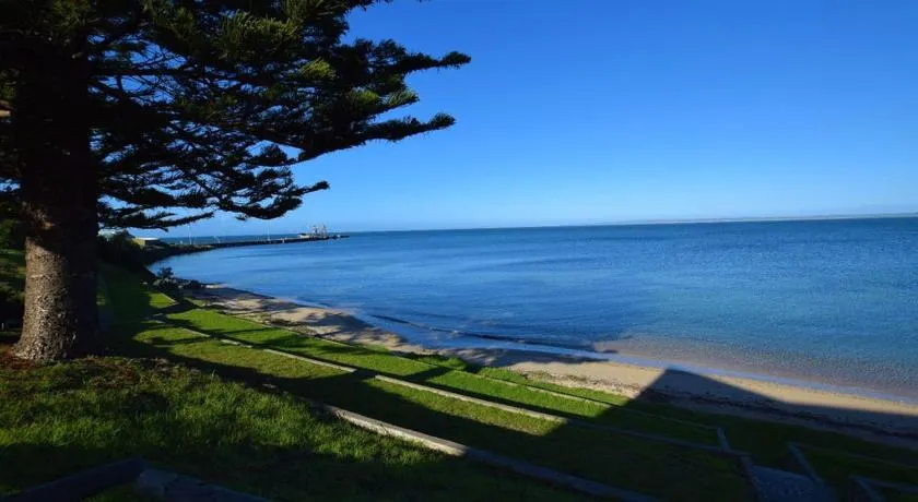 Home on the Bay on Esplanade and Buller St Kingscote-3 people in 2 nights get the 3rd night free - Image 1