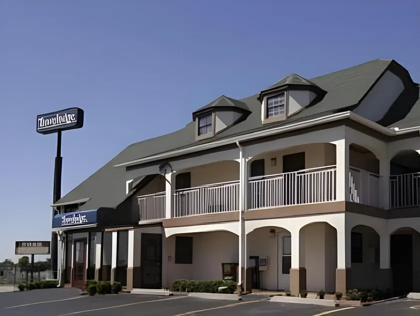 Super 8 by Wyndham Norman West - Image 1
