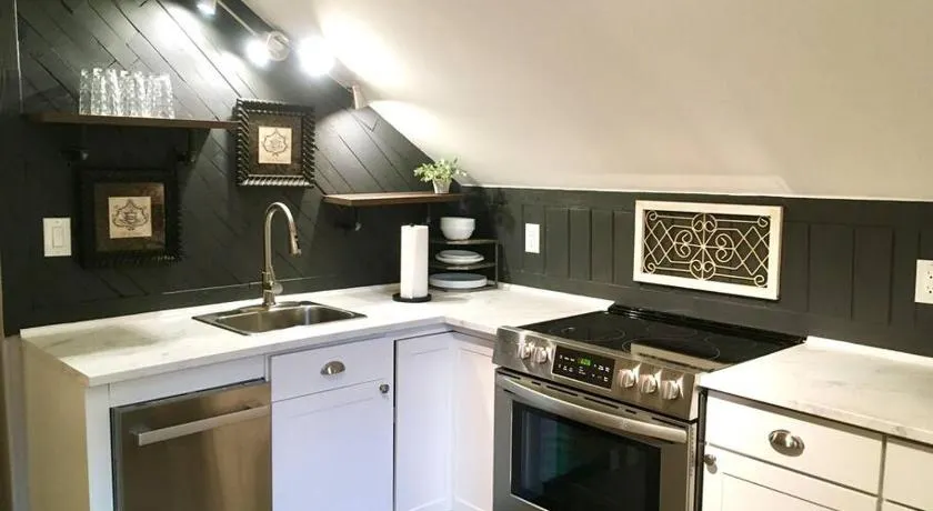 Snug Studio Retreat- Near to Aviation museum and Highway - Image 1
