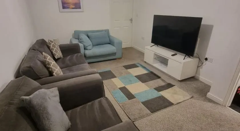 Modern 2BR House Sleeps 5 Free Parking Contractor Friendly Van parking - Image 1
