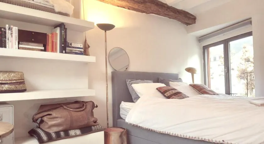 Smiling Fox Room - Image 1
