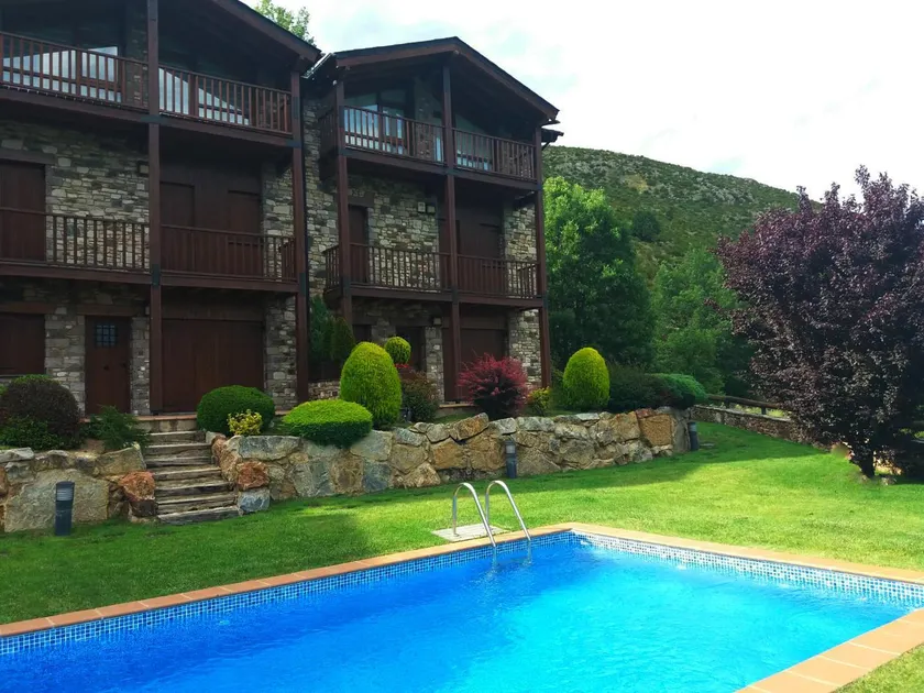 Casa adosada con piscina en Isòvol - Image 1