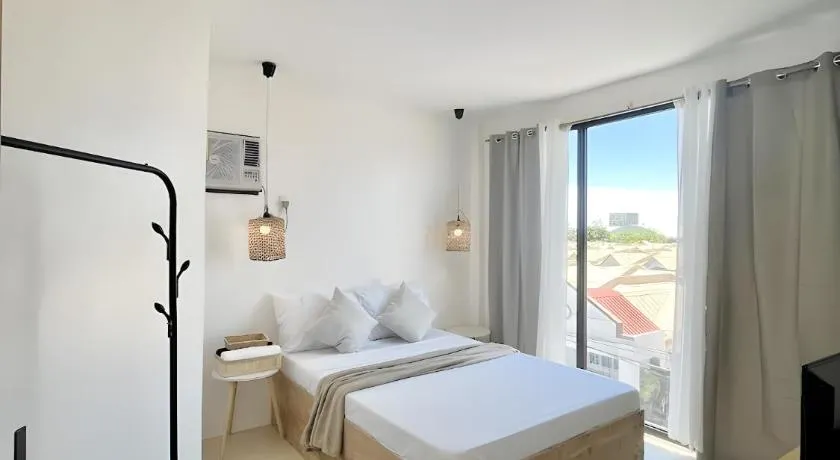 New Modern Suite Near Airport & Beach - Image 1