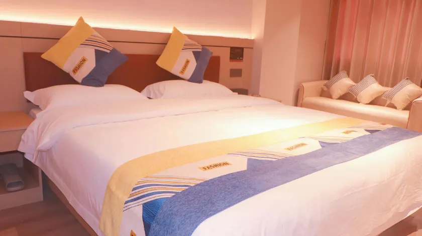 Ruilong Enjoy Hotel - Image 1