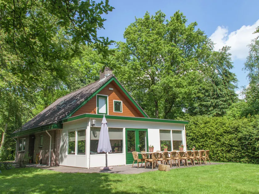 Beautiful home with lots of privacy, in the forest - Image 1