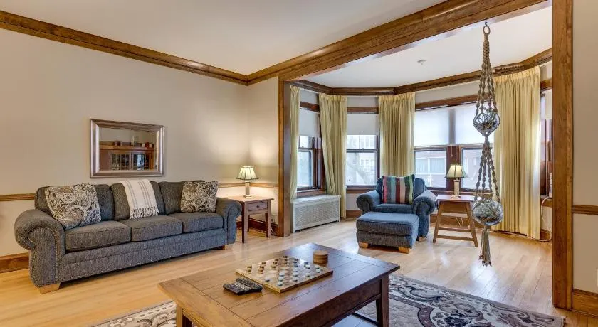 Lovely Near Loyola - Enjoy the Wonderful Outdoor Space and Sun Room - Room for the Whole Crew apts - Image 1