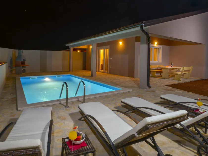Cozy Holiday Home in Šorici with Pool - Image 1