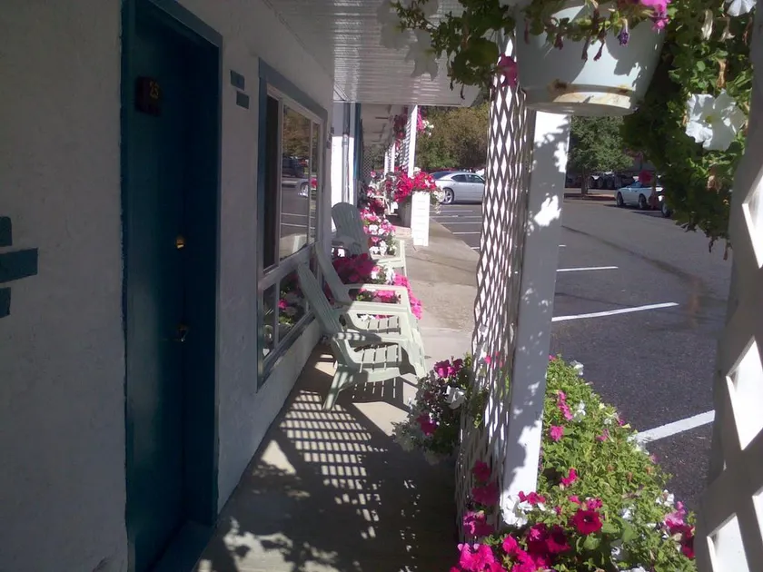 AppleTree Inn - Image 1