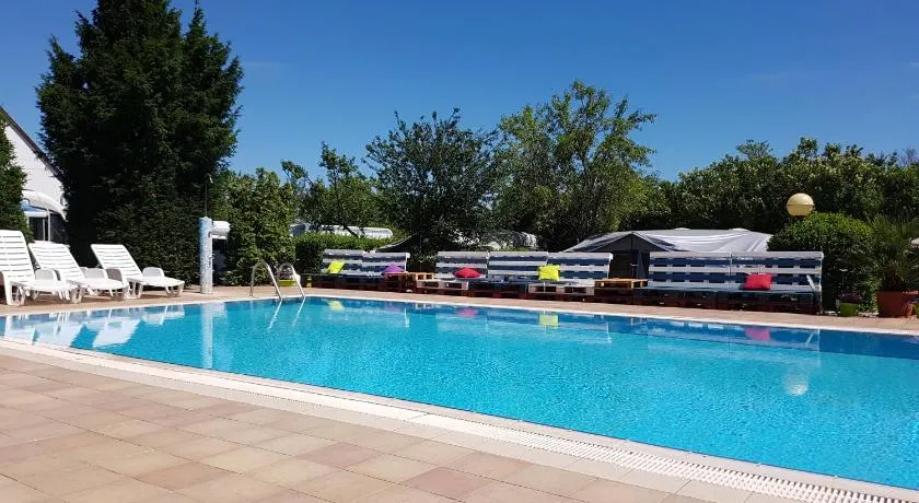 Mandel Camping - Image 1