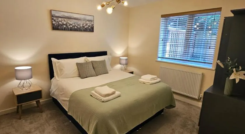 2 Bedroom Flat Free Parking - Image 1