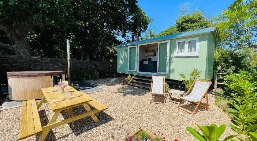 The Green Hut - Image 1