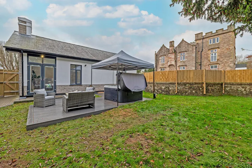 2 Bedroom Holiday Retreat With Hot Tub - Image 1