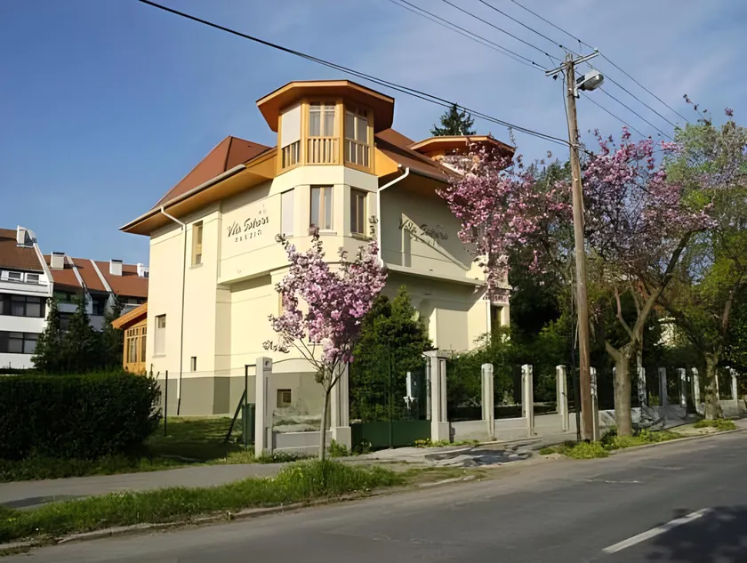 Villa Sakura Panzió - Image 1
