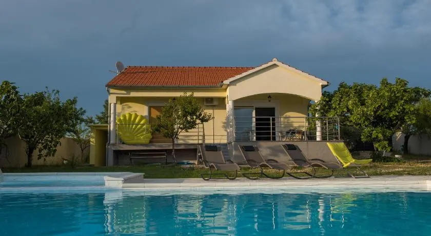 Dubis House - Image 1